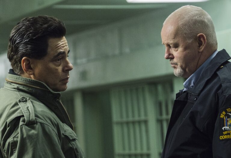 Benicio Del Toro as Richard Matt and David Morse as Gene Palmer in Escape at Dannemora (Episode 1).  -Photo: Chris Saunders/SHOWTIME -Photo ID: DANNEMORA_101_1278